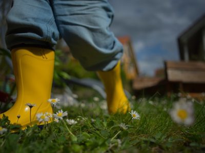 kids-boots-outside