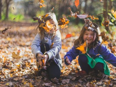 kids-playing-leaves