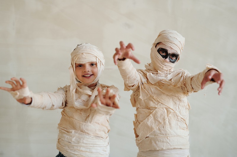 children in mummy halloween costumes